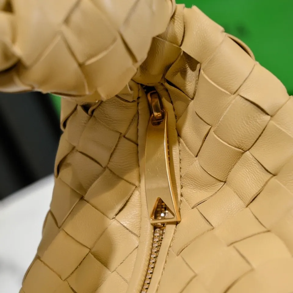 Batch 1120 BV Bottega Veneta's new early spring women's MINI JODIE handbag BV bag 🔥The new method is based on the original rounded corners, knotted with classic woven leather round hobo bag, The most iconic triangular pull-out design, using sheepskin draped soft shape, is super suitable for concave shapes~ Jodie feels really gentle to people, and is definitely the best item for daily matching. It has the same weave, new elements and twists, is compact and versatile, and is the new favorite of street style Internet celebrities! Dimensions: 23x28x8 Model: 6699-1